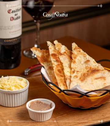 ENTRADINHA DE CROSTINI, PATÊ DE AZIETINAS E QUEIJO MUSSARELA - CASA NOSTRA