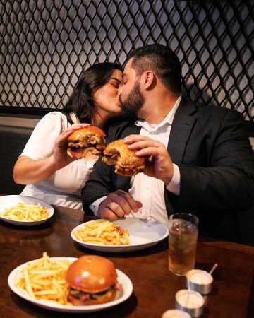 AMOR, RISADAS E MUTO HAMBÚRGUER - DOMES BURGER